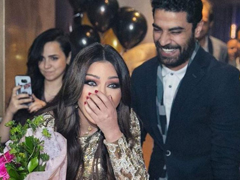 اضغط لمشاهدة الفيديو: محبو هيفا وهبي يتجمهرون أمام منزلها ويُطلقون مئات البالونات احتفاءً بعيدها